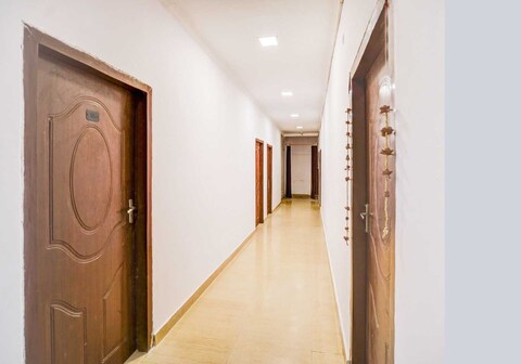 Collection O Aishbagh Railway Junction Formerly MR Palace