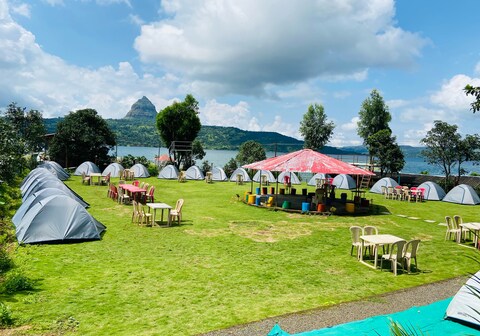 Camp Lakers Retreat | Rooms & Restaurant