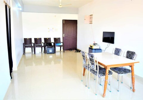 Pretty Garden View Beautiful Flat Near Kashi Vishwanath