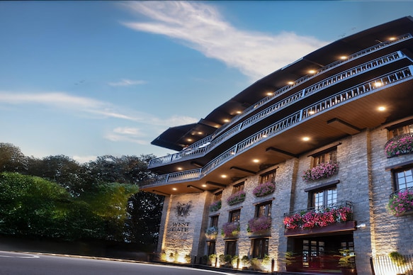 The West Gate Posada By Summit