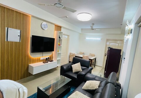 Peaceful Ved Van View Apartment Hyde Park Noida