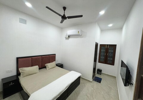 Divine Kashi Near Shree Kashi Vishwanath Temple