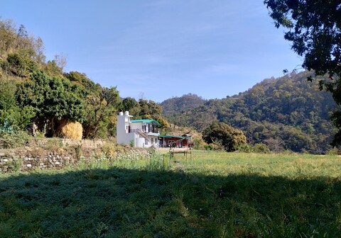 Fatehpur Villa- by a peaceful river valley