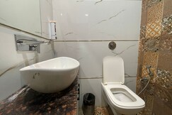 BLACKWOOD NEAR GOLDEN TEMPLE, Amritsar BLACKWOOD NEAR GOLDEN TEMPLE, Amritsar