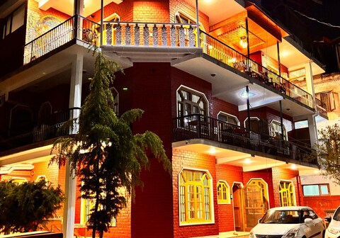 REDHOUSE 3BHK APARTMENT NEAR DAL LAKE