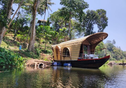 Lady Norah Floating Rooms