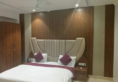 HOTEL PLATINUM INN