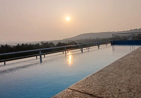 Couple Friendly suite 305 1BHK with Infinity Pool