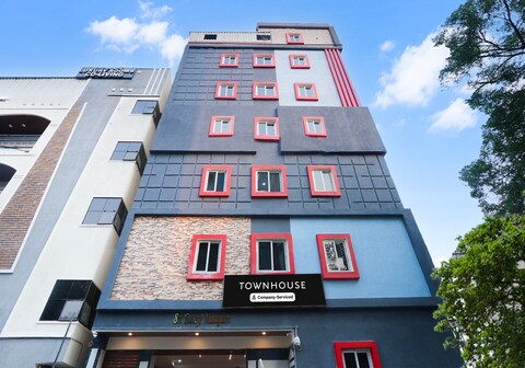 Super Townhouse Gachibowli Near Sky View