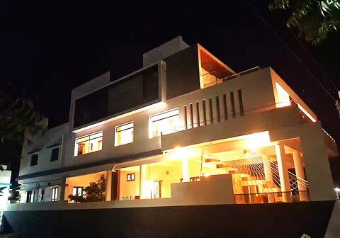 SE Grand 7BHK AC flat with 4 Kitchen & 4 Living rooms