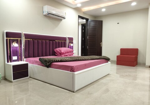 Homlee-Virasat 3BHK Flat Central DEL-Lift-Parking