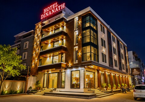 Hotel Dinanath (Free Gated Parking & 10 Minutes Walk from Temple)