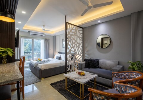 BedChambers Luxe ApartHotel Near Medicity