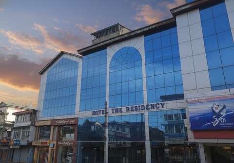 Hotel The Residency Srinagar (05 min walk to Clock Tower)