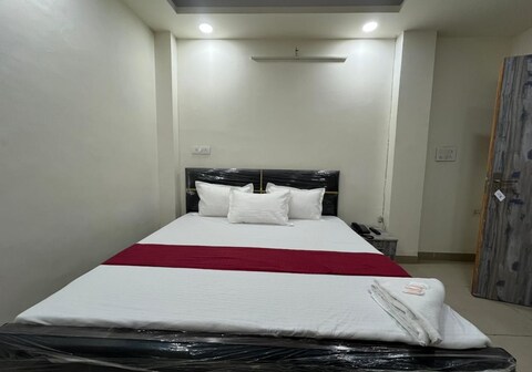 Hotel Karan Residency Near Anand Vihar by KAT Group