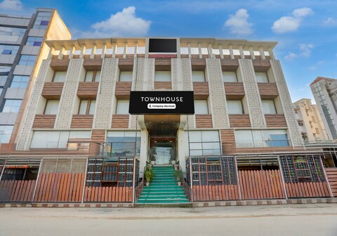 Super Townhouse Oak Amity University Patna Formerly The Golden Crown