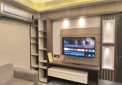 Entire 2BHK Luxurious Studio Apartment || 12 minutes from Airport