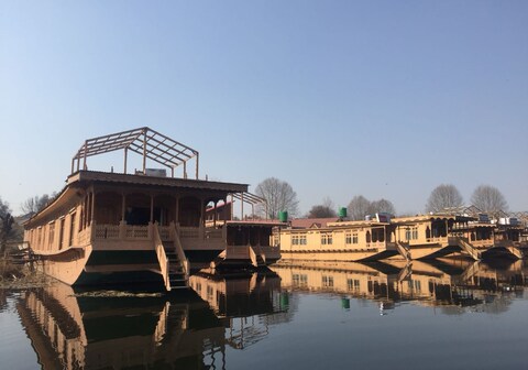 Zojilla Houseboat