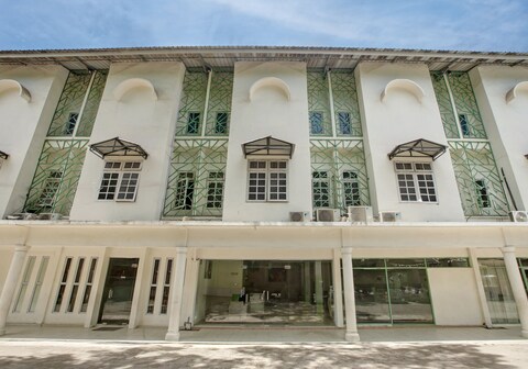 Collection O near Harbour Bay Mall formerly Kansa Hotel