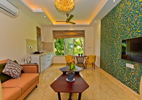 1BHK with Balcony & Pool, Near Candolim Beach