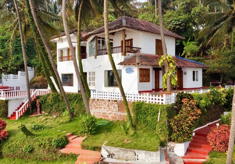 Willo Stays Ocean Hues on the beach