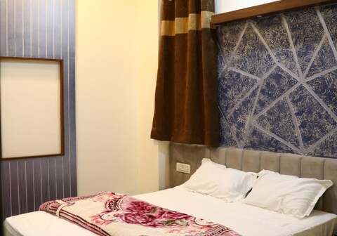 CROWN PALACE HOTEL & RESTAURANT