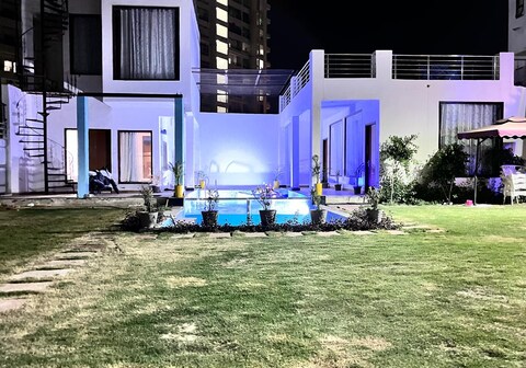 Papa maddy's pool party resort Agra