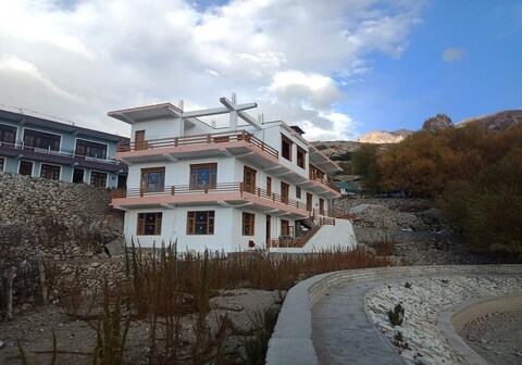 The Alpinist Lakeside