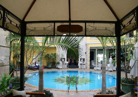 Four Seasons Place Hotel