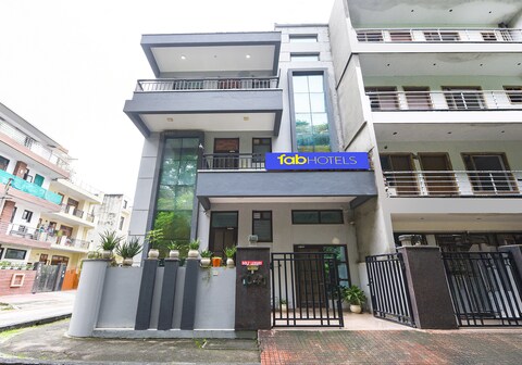 FabHotel Golf Luxury