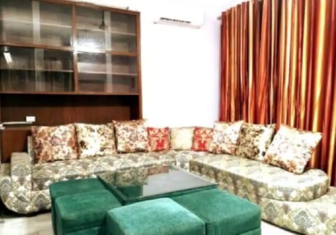 NOIDA,1BHK,2F,TERRACE, PARKING,LIVING ROOM,WIF,I,TV