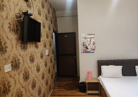 Hotel Namoraj And Jain Restaurant