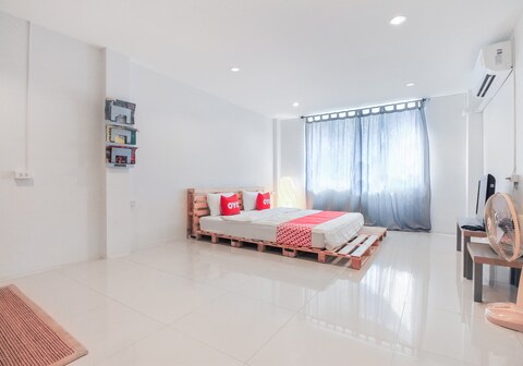 OYO 421 Guyasuka Hostel & Cafe