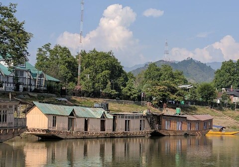 mount everest houseboat
