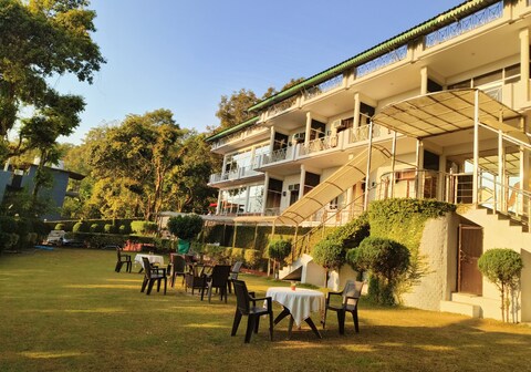 The Pine Oak Resort