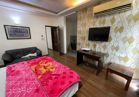 Hotel O Satguru Guest House Near Omaxe Celebration Mall