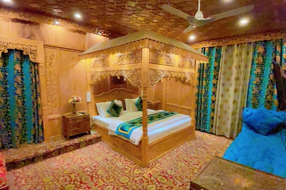 Sikandra Palace Group Of Houseboats