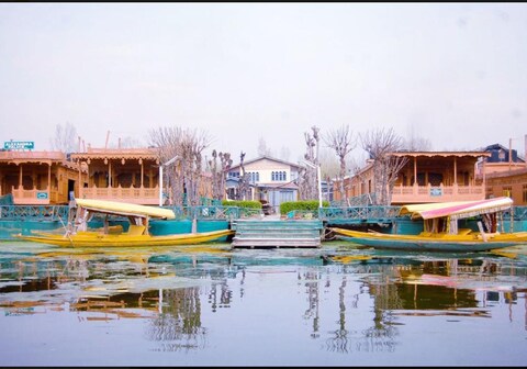 Parimahal Group of Houseboats
