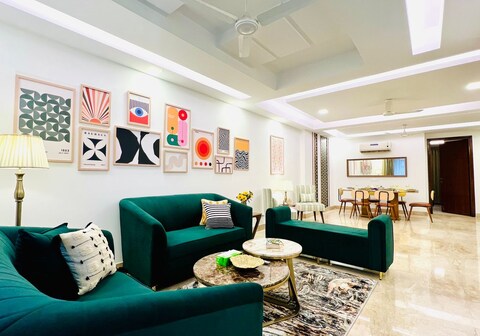 Bluo 3BHK Green Park - Lift ,Balcony, Parking