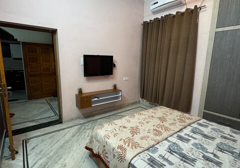 Luxury 2BHK 2 min Bus Stand 8 9 persons