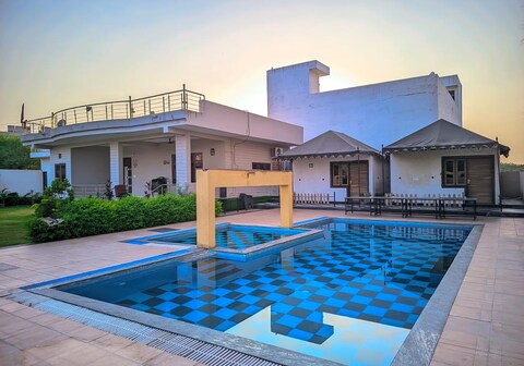 3 BHK Outhouse w Pool Fire Pit Chef