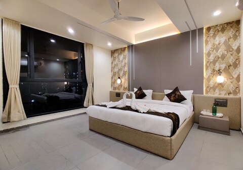 The White Flora Hotel