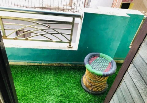 Independent flat near market 3rd floor