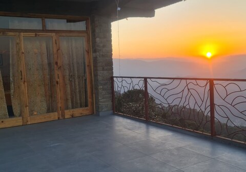 Kasar 360- Entire home, Himalayan view with fireplace
