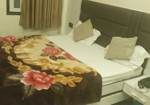 HOTEL O AMR GRAND Govindpuri Junction