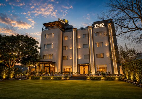 Hotel Three Seasons - Near Parikrama Marg