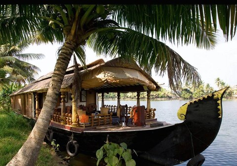 Valley Group Of Houseboat