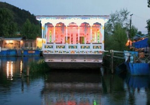 HOUSEBOAT KINGS PARADISE