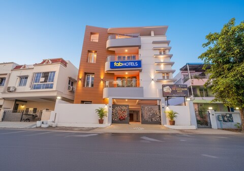 FabHotel Hathvik Park