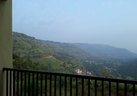 A cozy 1bhk, service apt Panchgani